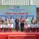 Lãnh đạo Ủy ban MTTQVN phường Cầu Ông Lãnh và các tự viện trên địa bàn trao quà đến người dân tại sự kiện “Ngày hội Nhân ái” diễn ra vào sáng 23-5 - Ảnh: Quảng Đạo/BGN