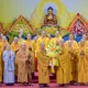 Trưởng lão Hòa thượng Thích Thanh Nhiễu tặng hoa chúc mừng Thượng tọa Thích Tâm Chính, Trưởng Ban Trị sự Phật giáo tỉnh Thanh Hóa nhiệm kỳ 2026-2031 - Ảnh: Quảng Đạo/BGN