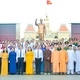 Đại biểu chụp hình lưu niệm trước tượng đài Chủ tịch Hồ Chí Minh vào sáng 1-7 - Ảnh: Quảng Đạo/BGN