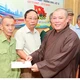 Thượng tọa Thích Tâm Chính trao quà đến các thương binh trên địa bàn phường Quang Trung, tỉnh Thanh Hóa