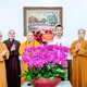 Tặng hoa chúc mừng ông Tô Anh Dũng, tân Chủ tịch UBND tỉnh Thanh Hóa
