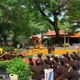 Hơn 300 Phật tử chùa Di Lặc (phường Bình Hưng Hòa, TP.HCM) tụng kinh cầu nguyện anh linh các anh hùng liệt sĩ tại Công viên Lê Thị Riêng