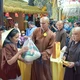 Thượng tọa Thích Từ Trí và Đại đức Thích Trí Lực trao quà đến người dân nghèo 