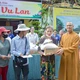 Thượng tọa Thích Hạnh Hiếu trao 400 phần quà đến người dân 