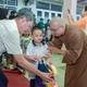 Một em nhỏ nhận quà trung thu từ đại diện chính quyền và chư Tăng thiền viện Hải Đức - Ảnh: Quảng Đạo/BGN