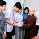 Ni sư Thích Đàm Hương trao học bổng đến các em sinh viên trường Đại học Hồng Đức - Ảnh: Đức Hòe