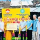Đại đức Thích Nguyên Bảo trao bảng tượng trưng số tiền 80 triệu đồng hỗ trợ xây dựng nhà Đại đoàn kết cho hộ gia đình khó khăn 