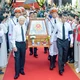 Thủ tướng Chính phủ Lê Minh Hưng cùng nguyên Chủ tịch nước Nguyễn Minh Triết di quan hài cốt liệt sĩ từ Công viên Lê Thị Riêng ra xe đưa về Nghĩa trang Liệt sĩ TP.HCM để an táng - Ảnh: Quảng Đạo/BGN