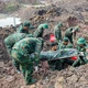 Đến hết ngày 17-10, lực lượng làm nhiệm vụ đã phát hiện, quy tập thêm 13 hài cốt liệt sĩ cùng 2 bộ di vật kèm theo - Ảnh: Quảng Đạo/BGN