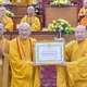 Hòa thượng Thích Khế Chơn nhận Bằng tuyên dương công đức của tập thể Ban Hướng dẫn Phật tử Trung ương - Ảnh: Quảng Đạo/BGN