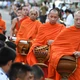 Chư Tăng Lào khất thực theo truyền thống ở Luang Prabang