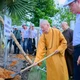 Đức Pháp chủ GHPGVN tham dự ngày hội môi trường 19-5 trong chương trình Vườn cây Đại đoàn kết - Ảnh: Tâm Quý/BGN
