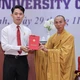 Thượng tọa Thích Phước Lượng, Phó Viện trưởng trao bằng Cử nhân Phật học cho học viên cư sĩ tốt nghiệp theo hệ Đào tạo từ xa