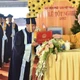 Đại lão Hòa thượng Viện trưởng trao Bằng tốt nghiệp đến các học viên tại Lễ tốt nghiệp