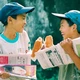 "Năm 2001, tôi bấm máy chụp bức ảnh "Hai đứa trẻ bán báo". Tôi bắt được khoảnh khắc hai đứa nhỏ đang cười đầy lạc quan giữa cuộc đời mưu sinh. Bản thân từng trải qua hoàn cảnh tương tự, nên khi cầm máy, tôi không bao giờ muốn người ta nhìn những đứa trẻ bằng sự thương hại; tôi muốn mọi người nhìn những đứa trẻ bán báo ấy bằng sự trân trọng và yêu thương" - Trần Thế Phong