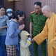 Đại lão Hòa thượng Thích Trí Quảng trao quà đến các em có hoàn cảnh khó khăn trên địa bàn phường An Khánh, TP.HCM - Ảnh: Bảo Toàn/BGN
