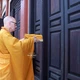 Giới tử Thích Thông Trung thành kính chờ đợi được vào giới trường thọ lãnh giới pháp