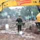 Dù thời tiết đang ở mùa mưa, lực lượng thuộc Bộ Tư lệnh TP.HCM vẫn làm việc, kỹ lưỡng và cẩn trọng, đã tìm thấy thêm 1 bộ hài cốt liệt sĩ kèm di vật quan trọng