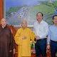 Nhị vị Trưởng lão Hòa thượng cùng Bí thư Tỉnh ủy Nguyễn Hồ Hải tại trụ sở UBND tỉnh Cà Mau - Ảnh: Đăng Huy