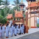 Các bạn trẻ thiền hành mỗi sáng tại khóa tu Thong dong giữa đời 