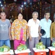 Thượng tọa Thích Minh Sơn, trụ trì chùa Linh Phước và bà Mai Thị Luyến, Chủ tịch Ủy ban MTTQVN xã Tân Phú Trung tặng quà đến bà con có hoàn cảnh khó khăn