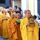 Môn đồ pháp quyến cung thỉnh nhục thân Hòa thượng Thích Phước Lợi đến Giác linh đường nhập kim quan