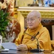 Trưởng lão Hòa thượng Thích Nhật Quang, Ủy viên Thường trực Hội đồng Chứng minh, Trưởng ban Quản trị Thiền phái Trúc Lâm VN thăm, sách tấn chư hành giả an cư trường hạ chùa Vạn Đức (phường Tam Bình, TP.HCM)