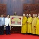 Phái đoàn chư tôn đức Trung ương GHPGVN tặng quà lưu niệm đến Lãnh đạo Ủy ban Trung ương Mặt trận Lào xây dựng đất nước - Ảnh: Du Nhiên/BGN