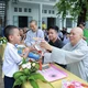 Ni trưởng Thích nữ Mỹ Thuận tặng lồng đèn trung thu cho các em học sinh