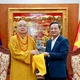 Trưởng lão Hòa thượng Thích Thanh Nhiễu tặng Đại sứ Nguyễn Minh Tâm tôn tượng Đức Phật A Di Đà, được tạo tác theo mẫu tôn tượng đang tôn trí tại chùa Phật Tích - Việt Nam - Ảnh: Du Nhiên/BGN