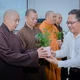 Ông Phạm Minh Tuấn tặng cây xanh đến Thượng tọa Thích Tâm Chơn, Ủy viên Ban Trị sự GHPGVN TP.HCM, trụ trì chùa Phước Bửu (P.Bình Thạnh) 