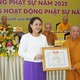 Bà Trần Thị Mẫn thay mặt lãnh đạo Thành phố tặng Bằng khen đến Hòa thượng Thích Từ Nghiêm