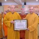 Trưởng lão Hòa thượng Thích Thanh Nhiễu trao Bằng tuyên dương công đức của GHPGVN đến Thượng tọa Thích Đức Thiện, Phó Chủ tịch Hội đồng Trị sự, Trưởng ban Phật giáo Quốc tế T.Ư - Ảnh: Quảng Đạo/BGN