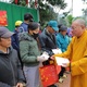 Hòa thượng Thích Gia Quang trao quà Tết đến những hộ nghèo