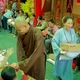 Đại đức Thích Minh Ân trao quà đến người khiếm thị