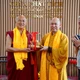 Ngài Phó Pháp chủ Leyshog Lopen Sangay Dorji Rinpoche trao quà lưu niệm đến Thượng tọa Thích Đức Thiện