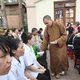 Thượng tọa Thích Thiện Thông trao quà đến bà con khó khăn, tại điểm chùa Thanh Sơn