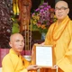 Thượng tọa Thích Quảng Lộc trao quyết định bổ nhiệm đến Đại đức Thích Quảng Hiếu