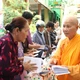 Đại diện đoàn trao quà đến người nghèo