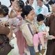 Ni sư Thích nữ Minh Hiền trao quà đến bệnh nhi