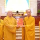 Trưởng lão Hòa thượng Thích Huệ Văn trao quyết định đến Hòa thượng Thích Lệ Trang, Trưởng ban Trị sự GHPGVN TP.HCM nhiệm kỳ 2026-2031 - Ảnh: Bảo Toàn/BGN