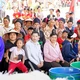 Bà con người đồng bào xã Mường Phăng đến nhận quà