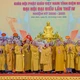 Trưởng lão Hòa thượng Thích Thiện Nhơn tặng hoa chúc mừng Thượng tọa Thích Đức Thiện, tân Trưởng ban Trị sự tỉnh - Ảnh: Đăng Huy