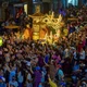 Phật tử, người dân TP.HCM ra đường chiêm ngưỡng các kiệu hoa - Ảnh: Quảng Đạo/BGN