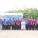 Các Sư cô chùa Tân Phước cùng các thanh niên tình nguyện hỗ trợ cho học sinh