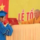 Đại lão Hòa thượng Viện trưởng trao Bằng tốt nghiệp cho học viên Cử nhân Phật học hệ Đào tạo từ xa - Ảnh: Phùng Anh Quốc