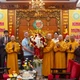 Phó Chủ tịch Quốc hội Cộng hòa Liên bang Đức Bodo Ramelow tặng hoa đến Trưởng lão Hòa thượng Thích Thanh Nhiễu nhân chuyến thăm