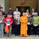 Ni sư Thích nữ Thông Liên trao tiền của bạn đọc Báo Giác Ngộ đến bệnh nhân có hoàn cảnh khó khăn