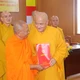 Hòa thượng Thích Huệ Thông trao quyết định Trưởng ban Trị sự tỉnh Vĩnh Long đến Hòa thượng Thạch Sok Xane
