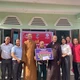 Đại diện chùa Minh Giác và địa phương bàn giao nhà tình thương đến bà Phó Thị Tây